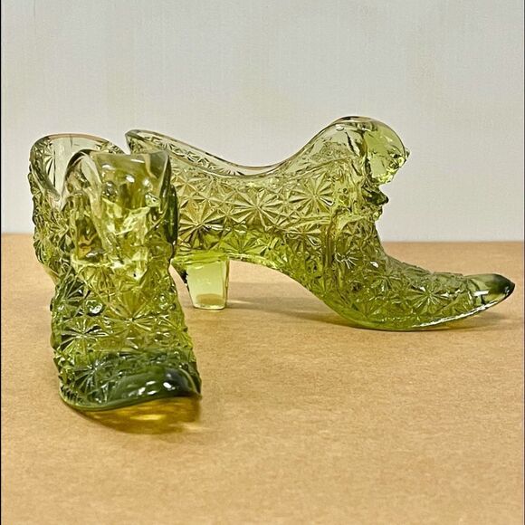 Vintage Clear Avocado Green Starburst Pinwheel Fan Pressed Art Glass Shoes - Picture 3 of 16
